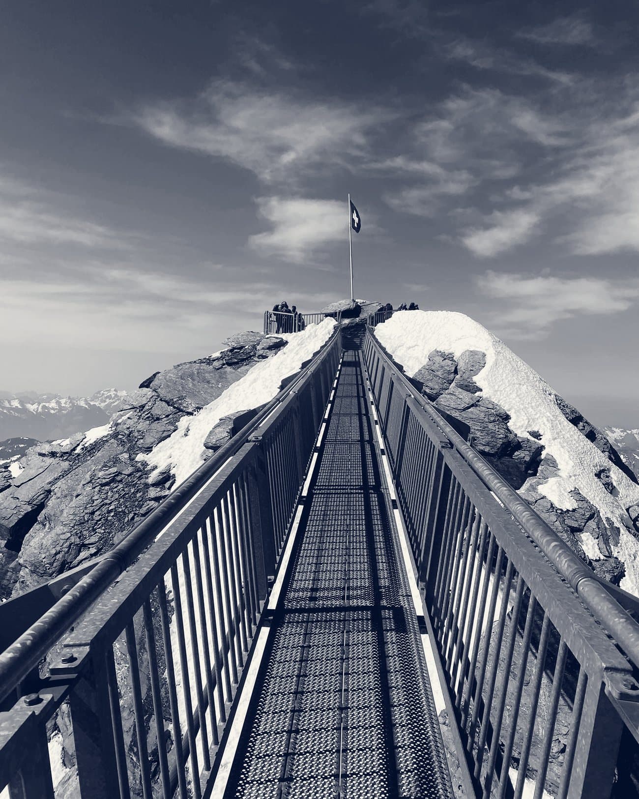 Der Peak Walk am Glacier 3000, hin zur Schweizer Fahne